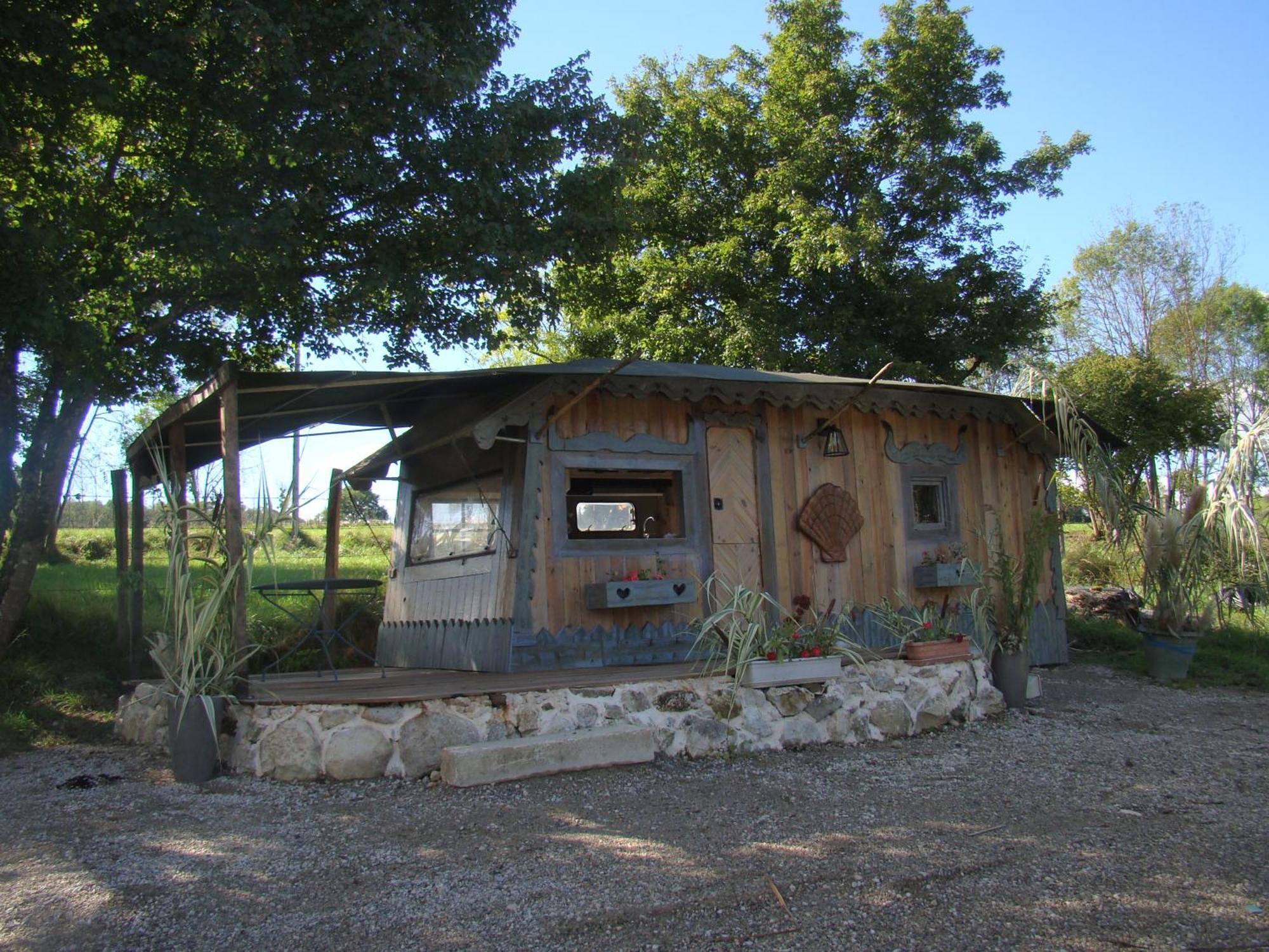 Les Patins A Roulottes Villa Yenne Exterior photo